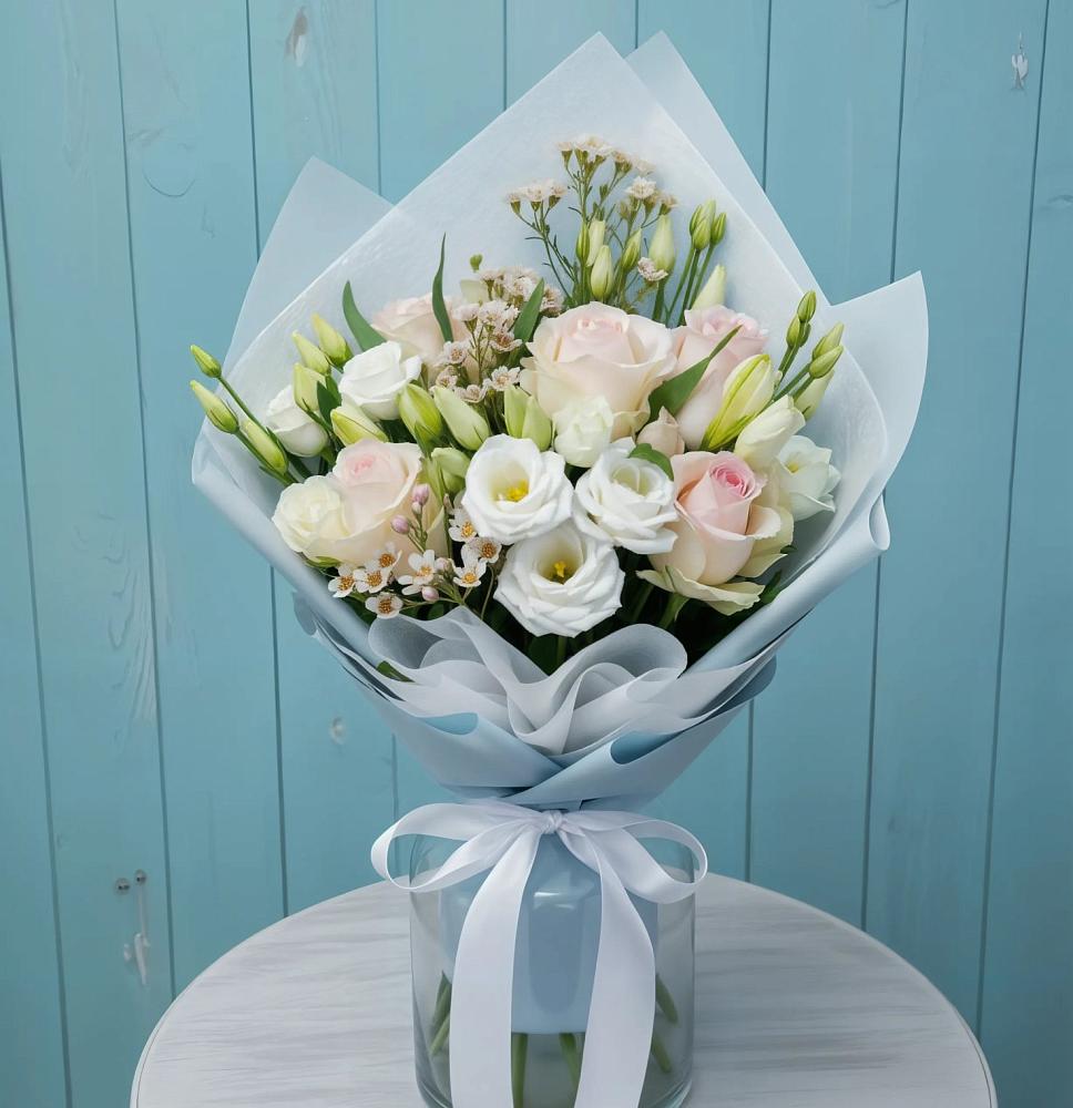 Букет цветов из: Розы и Лизиантусы в К.Либкнехте