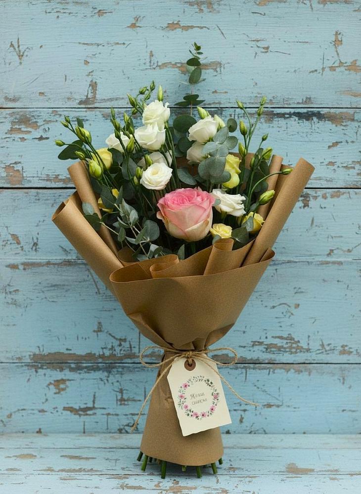 Букет цветов из: Розы и Лизиантусы в К.Либкнехте