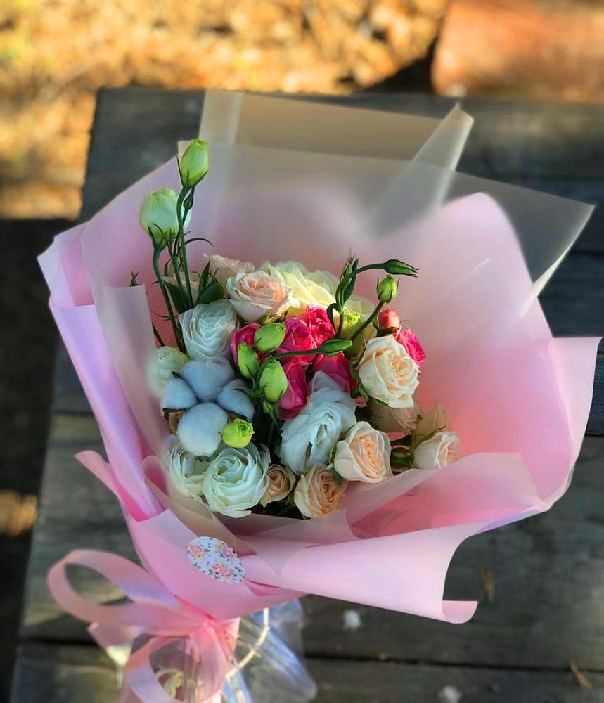 Букет цветов из: Розы и Лизиантусы в К.Либкнехте