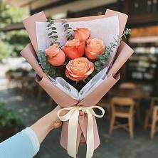 Букет цветов из:  Розы в К.Либкнехте