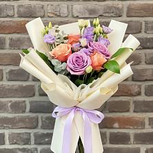 Букет цветов из:  Лизиантусы и Розы в К.Либкнехте