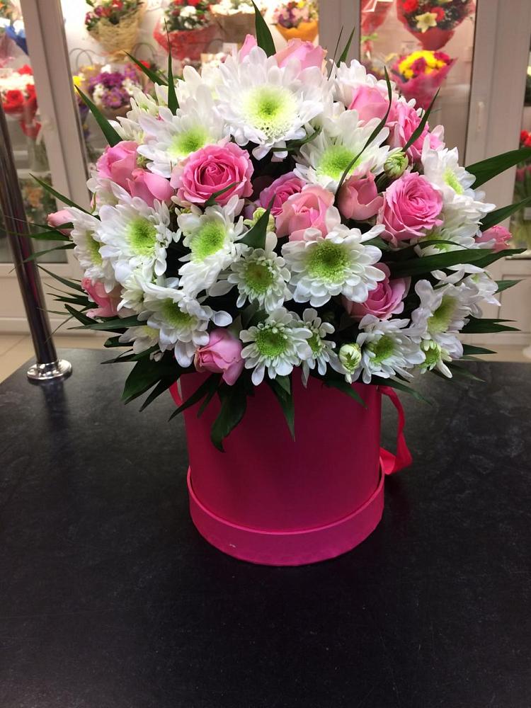 Цветочная композиция из Розы и Хризантемы в шляпной коробке в К.Либкнехте