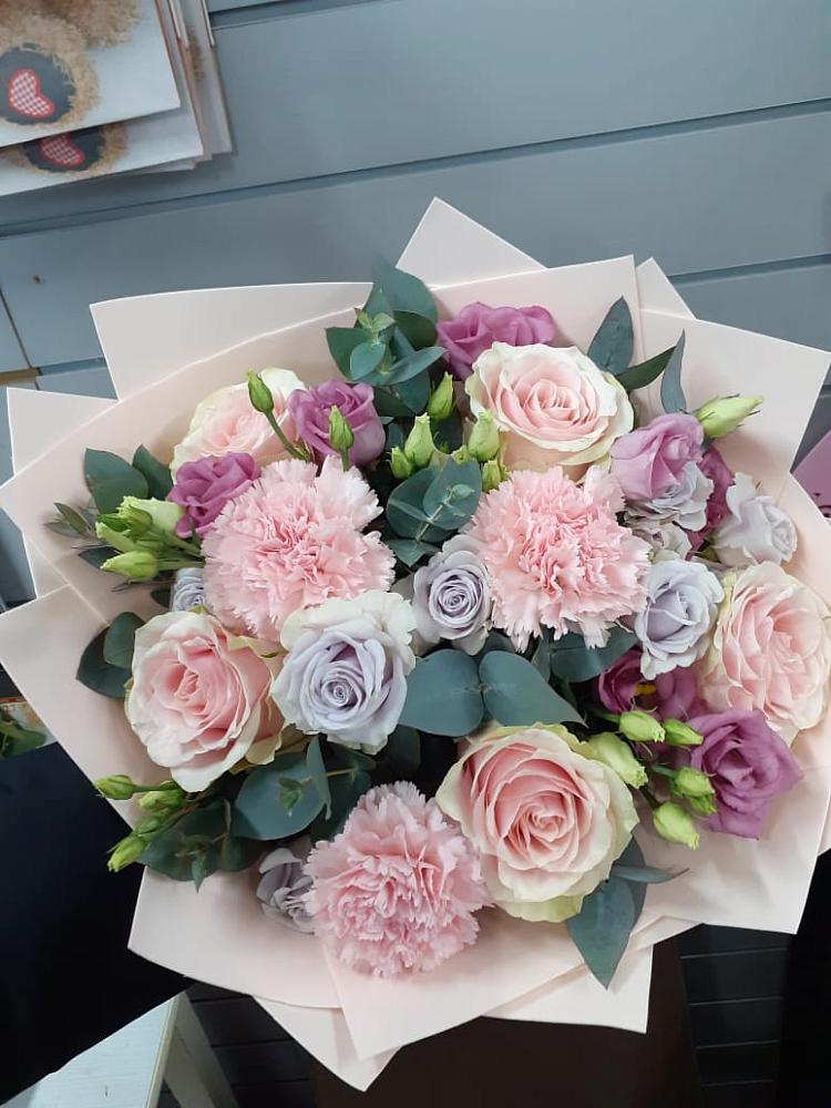 Букет цветов из: Розы, Гвоздики и Лизиантусы в К.Либкнехте