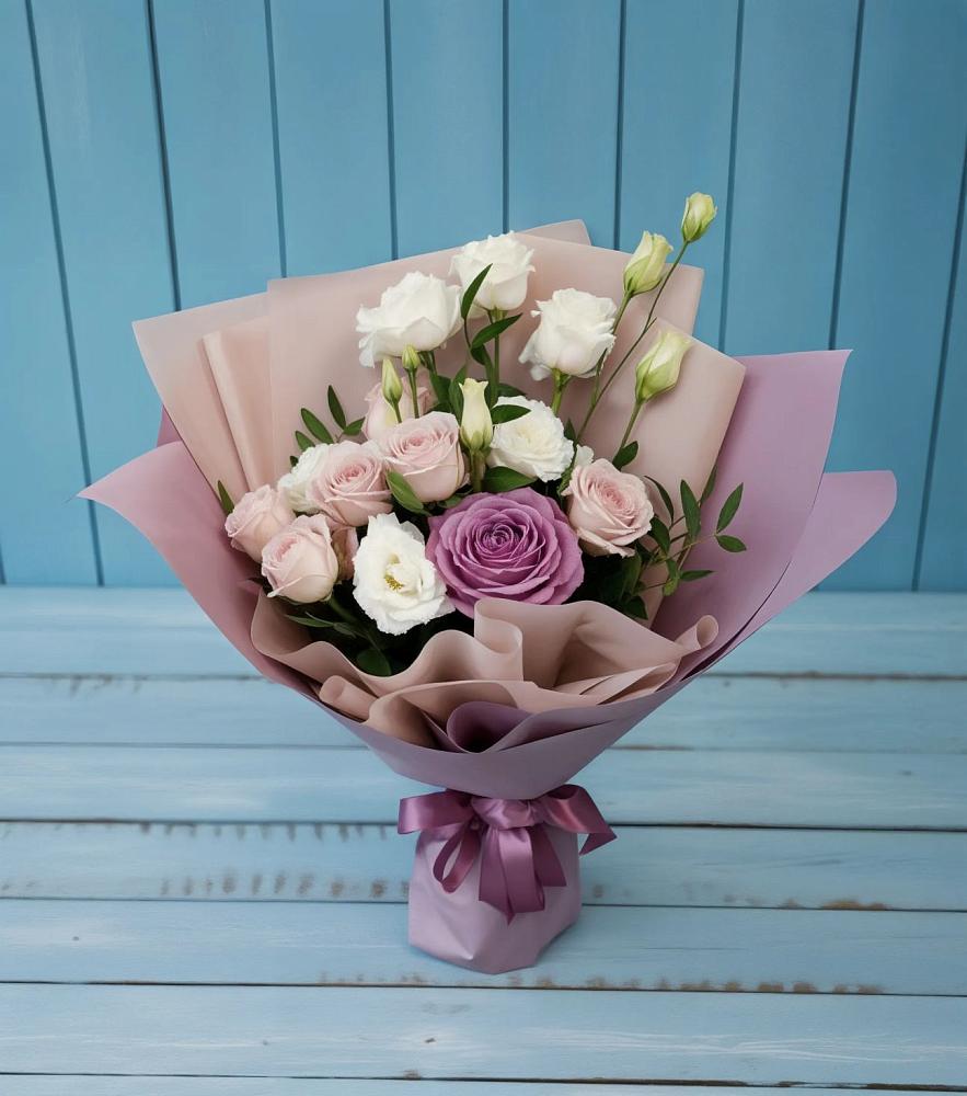 Букет цветов из: Розы и Лизиантусы в К.Либкнехте